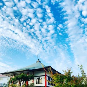 長谷寺の本堂と青い空と白い粒々の雲