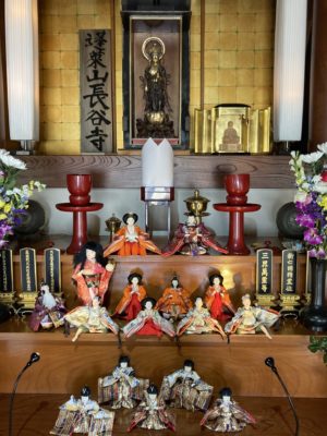須弥壇の上のお人形たち